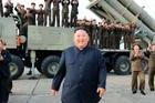 Severokorejský vůdce Kim Čong-un sleduje test nově vyvinutého vícenásobného raketometu .
