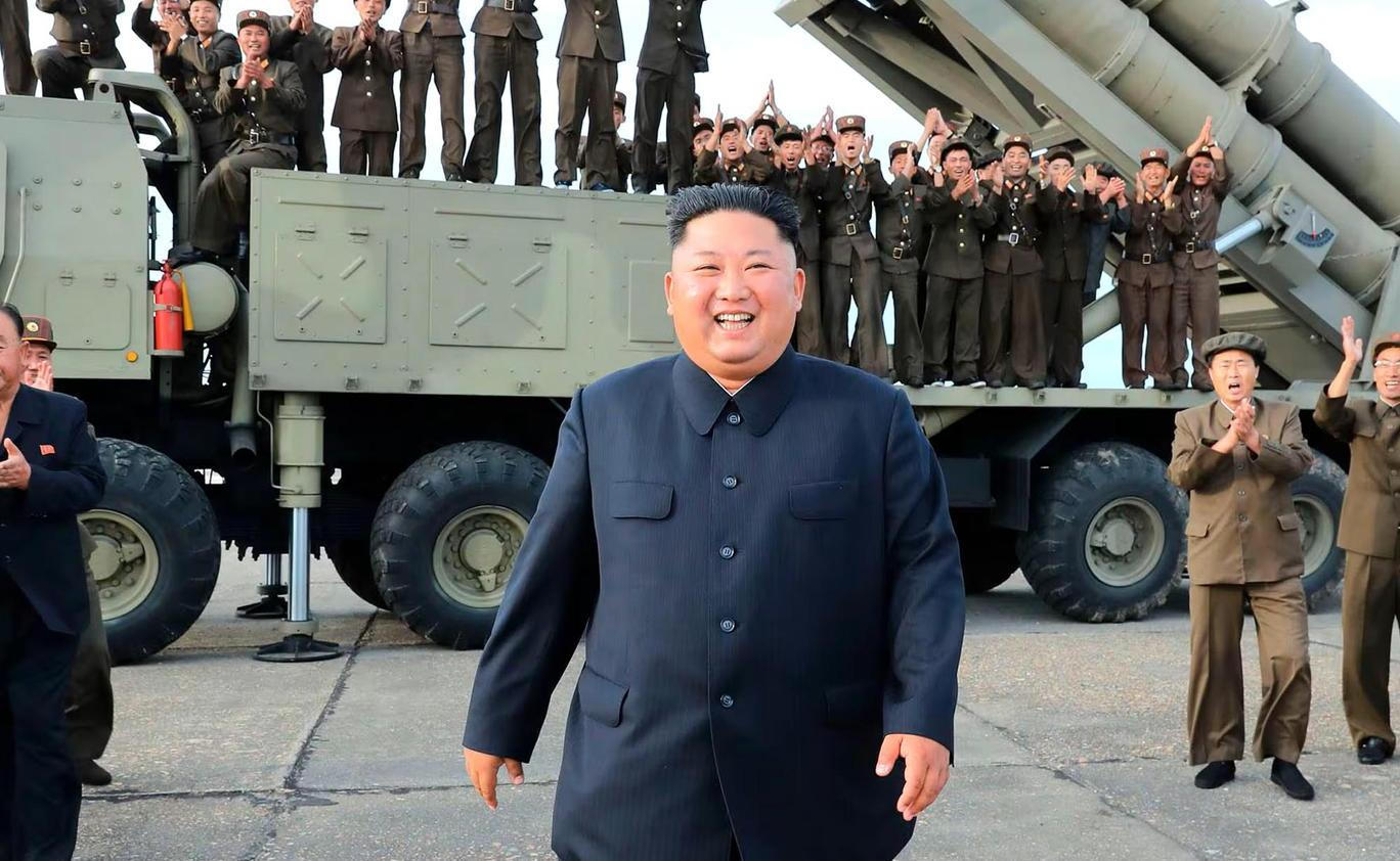 Severokorejský vůdce Kim Čong-un sleduje test nově vyvinutého vícenásobného raketometu .