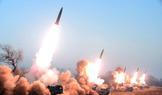 Příslušníci dělostřelecké jednotky Hwasong provádějí cvičný palebný útok, snímek zveřejnila státní agentura KCNA v březnu 2023.