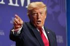 Zdrojům, které informovaly média o nedostatku munice, podle Trumpa hrozí stíhání. „Budeme usilovat o dlouhé tresty vězení!“ dodal šéf Bílého domu.