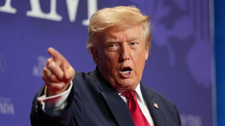 Zdrojům, které informovaly média o nedostatku munice, podle Trumpa hrozí stíhání. „Budeme usilovat o dlouhé tresty vězení!“ dodal šéf Bílého domu.