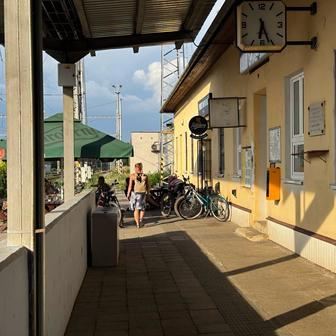Nádraží v Rohatci nepatří mezi moderní unfikovaná nádraží, která vypadají jedno jako druhé. Tady se trochu zastavil čas – ale v dobrém slova smyslu.