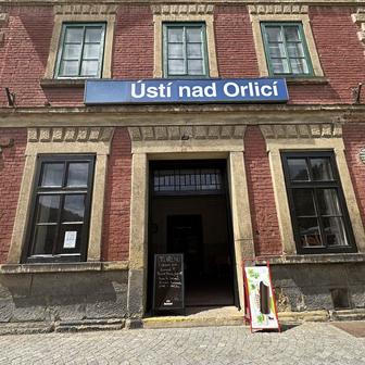Ústí nad Orlicí se nemůže pochlubit zrekonstruovanou budovou, stále funkční nádražní hospodou ale naštěstí ano. Sem Venca Kahánek jezdí rád.