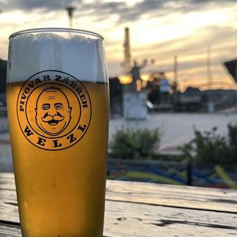 Nádražní hospody mají různé podoby. Většinou se čepuje komerční klasika, v Zábřehu na Moravě však mají vlastní řemeslné pivo.