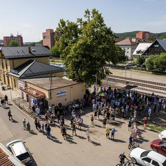 Nádražka v Rožnově pod Radhoštěm už je minulostí, tahle fotka pochází z posledního dne jejího provozu. „Myslel jsem si, že nás tam bude pár podivínů, takhle velká účast mě opravdu překvapila,“ říká dnes Venca Kahánek.