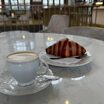 Croissant a perfektně našlehaná pěna na cappuccinu je vizitkou nádražního podniku na Hlavním nádraží – někdější Fantovy kavárny. Ale nebojte, dobře načepované pivo si tu můžete dát taky.