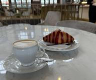 Croissant a perfektně našlehaná pěna na cappuccinu je vizitkou nádražního podniku na Hlavním nádraží – někdější Fantovy kavárny. Ale nebojte, dobře načepované pivo si tu můžete dát taky.