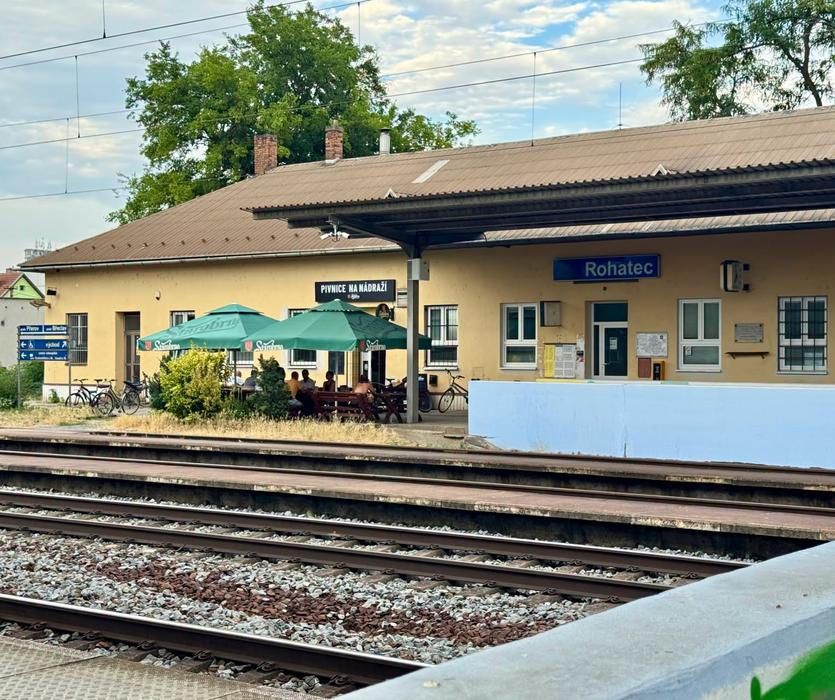 Chcete-li vidět opravdu poctivou nádražku, zajeďte si do Rohatce. Nádražka přímo v budově nádraží, zahrádka s výhledem na kolejiště a pivo studené, jak má být.