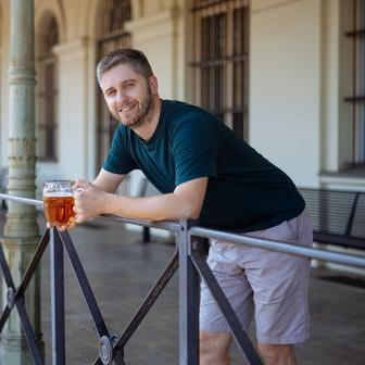 Venca Kahánek na profilu Nádražky mapuje stav hospod a bister čtyři roky. Vlaky miluje od dětství a časem k tomu přibyly i nádražní podniky.