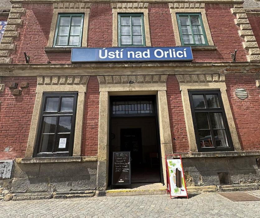 Ústí nad Orlicí se nemůže pochlubit zrekonstruovanou budovou, stále funkční nádražní hospodou ale naštěstí ano. Sem Venca Kahánek jezdí rád.