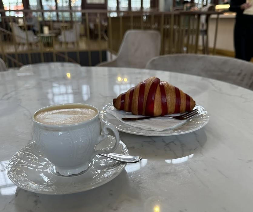 Croissant a perfektně našlehaná pěna na cappuccinu je vizitkou nádražního podniku na Hlavním nádraží – někdější Fantovy kavárny. Ale nebojte, dobře načepované pivo si tu můžete dát taky.