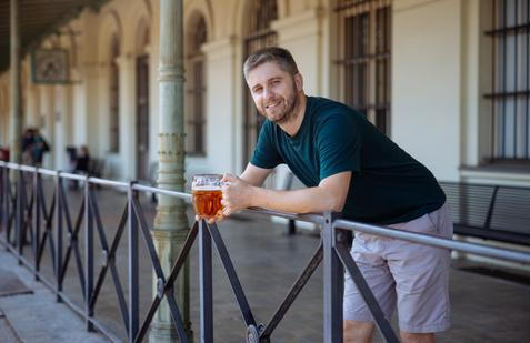 Venca Kahánek na profilu Nádražky mapuje stav hospod a bister čtyři roky. Vlaky miluje od dětství a časem k tomu přibyly i nádražní podniky.
