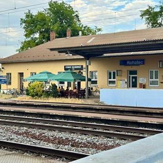 Chcete-li vidět opravdu poctivou nádražku, zajeďte si do Rohatce. Nádražka přímo v budově nádraží, zahrádka s výhledem na kolejiště a pivo studené, jak má být.
