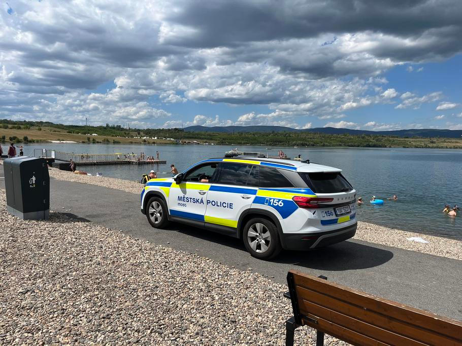 Pátrání policie na jezeře Most