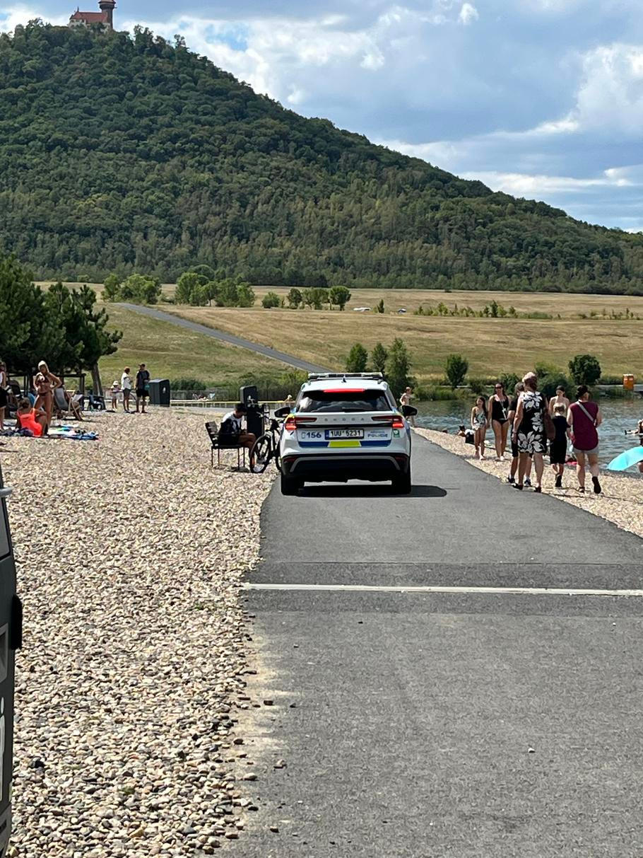 Pátrání policie na jezeře Most