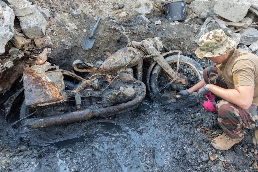 Nízká hladina Dunaje odhalila nečekaný nález. Pod vzácným strojem z války ležely lidské ostatky
