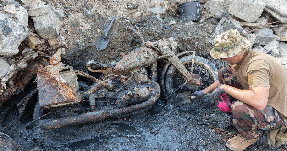 Nízká hladina Dunaje odhalila nečekaný nález. Pod vzácným strojem z války ležely lidské ostatky