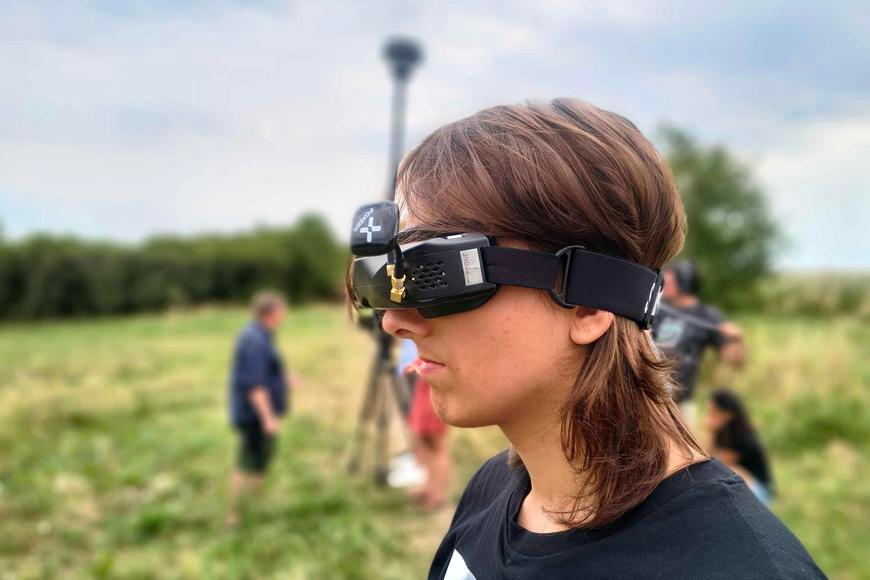 „Pudová úzkost.“ Co s vámi udělá dron-zabiják nad hlavou? Učí se to i Češi