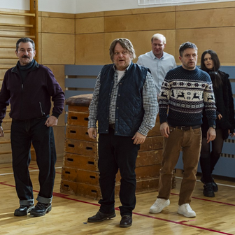 Ondřej Vetchý, David Novotný, Martin Pechlát, Jiří Mádl a Leona ve filmu 6 gramů (2026).