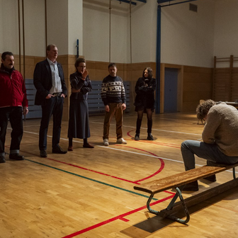 Ondřej Vetchý, Martin Pechlát,, Lenka Vlasáková, Jiří Mádl, Leona a Petr Uhlík ve filmu 6 gramů (2026).
