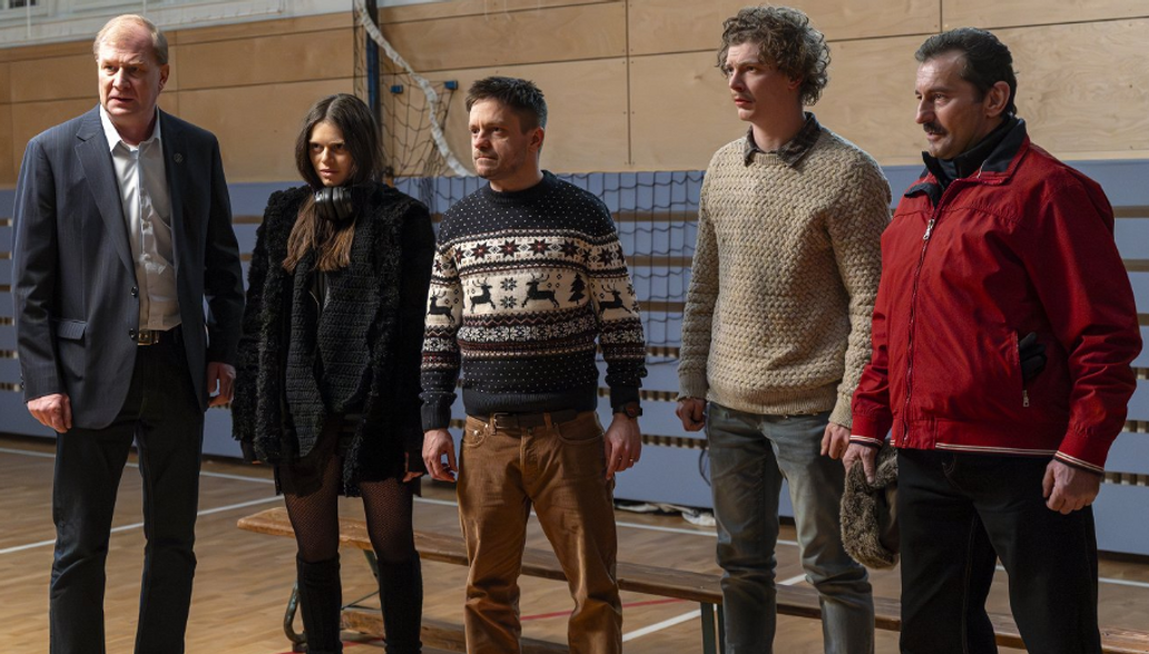 Martin Pechlát, Leona, Jiří Mádl, Petr Uhlík a Ondřej Vetchý ve filmu 6 gramů (2026).