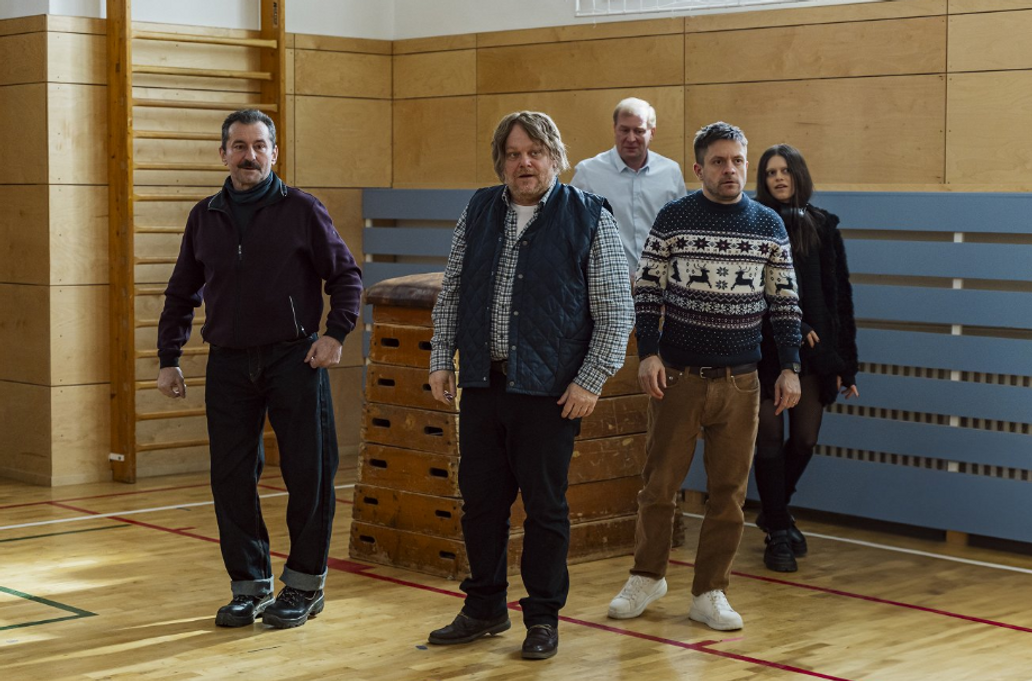 Ondřej Vetchý, David Novotný, Martin Pechlát, Jiří Mádl a Leona ve filmu 6 gramů (2026).