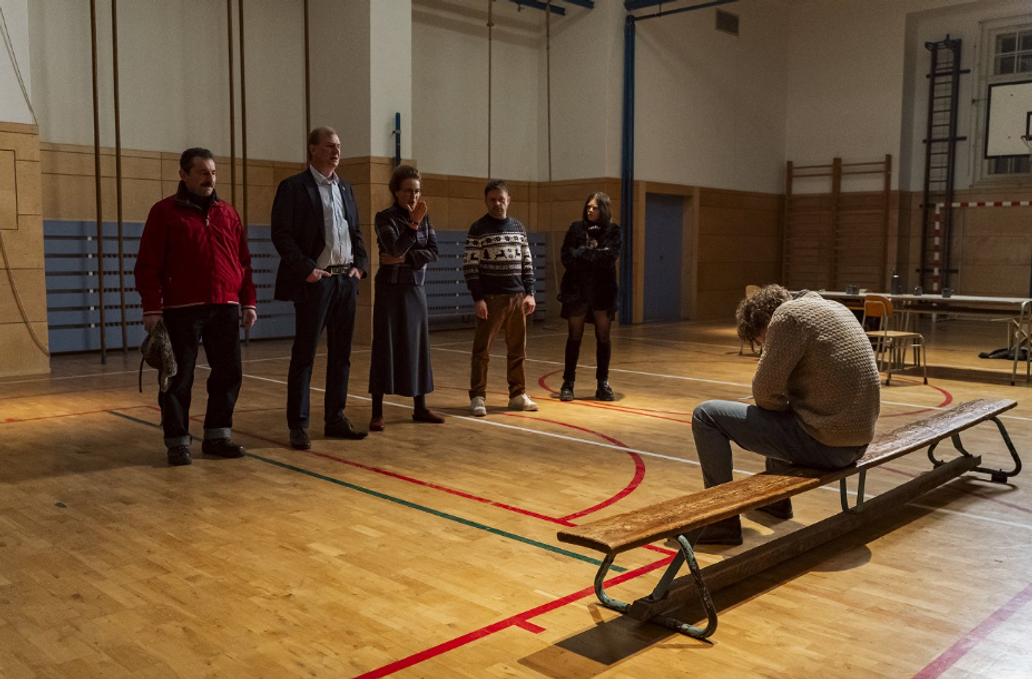 Ondřej Vetchý, Martin Pechlát,, Lenka Vlasáková, Jiří Mádl, Leona a Petr Uhlík ve filmu 6 gramů (2026).