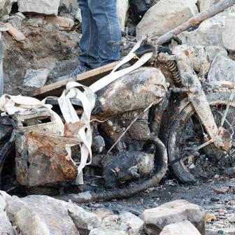 Pod strojem odborníci objevili také lidské ostatky a v okolí další nebezpečné pozůstatky válečného materiálu.