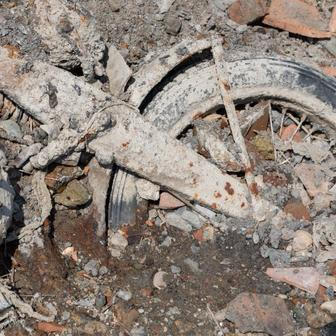 Motocykl je téměř kompletní, což z něj dělá mimořádně cenný historický nález. 