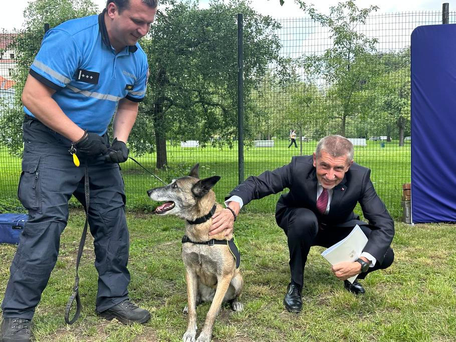 Andrej Babiš si ve Vojanových sadech hladil policejní psy, kteří umějí vyčmuchat kratom.