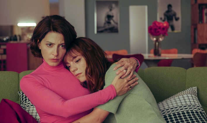 Bárbara Lennie jako Elsa a Victoria Luengo v roli její kamarádky Patricie ve filmu Hořké svátky (2026). Zejména úvod snímku poměrně zručně variuje typický almodóvarovský svět žen.