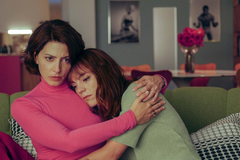 Bárbara Lennie jako Elsa a Victoria Luengo v roli její kamarádky Patricie ve filmu Hořké svátky (2026). Zejména úvod snímku poměrně zručně variuje typický almodóvarovský svět žen.