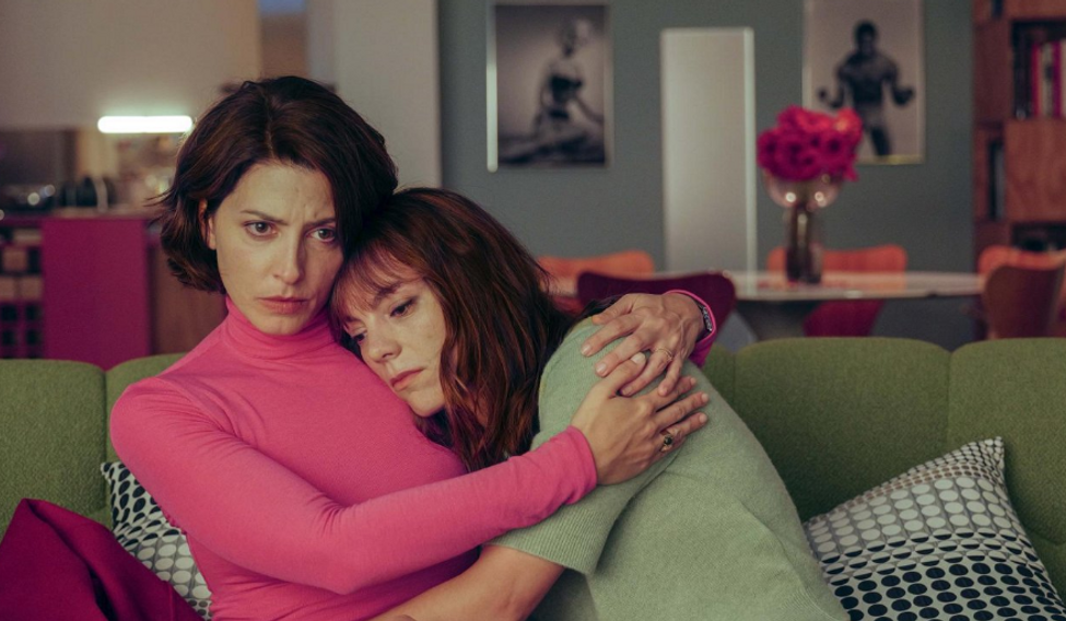 Bárbara Lennie jako Elsa a Victoria Luengo v roli její kamarádky Patricie ve filmu Hořké svátky (2026). Zejména úvod snímku poměrně zručně variuje typický almodóvarovský svět žen.