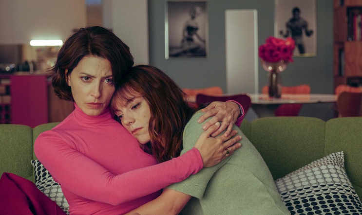 Bárbara Lennie jako Elsa a Victoria Luengo v roli její kamarádky Patricie ve filmu Hořké svátky (2026). Zejména úvod snímku poměrně zručně variuje typický almodóvarovský svět žen.