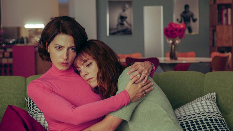 Bárbara Lennie jako Elsa a Victoria Luengo v roli její kamarádky Patricie ve filmu Hořké svátky (2026). Zejména úvod snímku poměrně zručně variuje typický almodóvarovský svět žen.