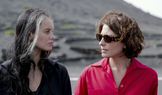 Milena Smit jako Natalie a Bárbara Lennie coby Elsa ve filmu Hořké svátky (2026).