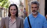 Aitana Sánchez-Gijón jako asistentka Mónica a Quim Gutiérrez ve filmu Hořké svátky (2026).
