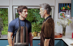Leonardo Sbaraglia jako režisér Raúl a Quim Gutiérrez v roli jeho životního partnera Santiho ve filmu Hořké svátky (2026).