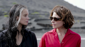 Milena Smit jako Natalie a Bárbara Lennie coby Elsa ve filmu Hořké svátky (2026).
