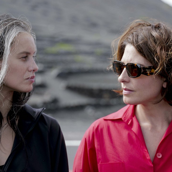 Milena Smit jako Natalie a Bárbara Lennie coby Elsa ve filmu Hořké svátky (2026).