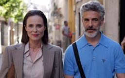 Aitana Sánchez-Gijón jako asistentka Mónica a Quim Gutiérrez ve filmu Hořké svátky (2026).
