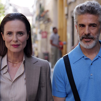 Aitana Sánchez-Gijón jako asistentka Mónica a Quim Gutiérrez ve filmu Hořké svátky (2026).