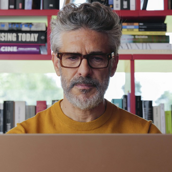 Quim Gutiérrez jako Santi, životní partner režiséra Raúla, ve filmu Hořké svátky (2026).