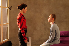 Bárbara Lennie jako Elsa a Patrick Criado coby její mladý partner Bonifacio ve filmu Hořké svátky (2026).