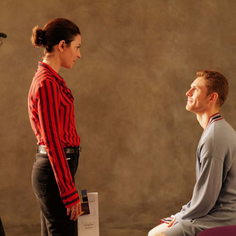 Bárbara Lennie jako Elsa a Patrick Criado coby její mladý partner Bonifacio ve filmu Hořké svátky (2026).