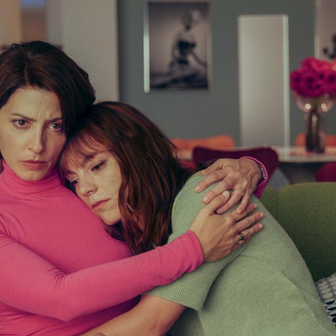 Bárbara Lennie jako Elsa a Victoria Luengo v roli její kamarádky Patricie ve filmu Hořké svátky (2026). Zejména úvod snímku poměrně zručně variuje typický almodóvarovský svět žen.