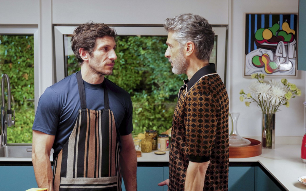 Leonardo Sbaraglia jako režisér Raúl a Quim Gutiérrez v roli jeho životního partnera Santiho ve filmu Hořké svátky (2026).