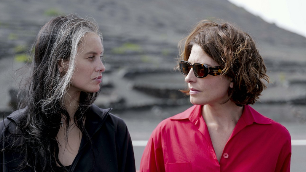 Milena Smit jako Natalie a Bárbara Lennie coby Elsa ve filmu Hořké svátky (2026).
