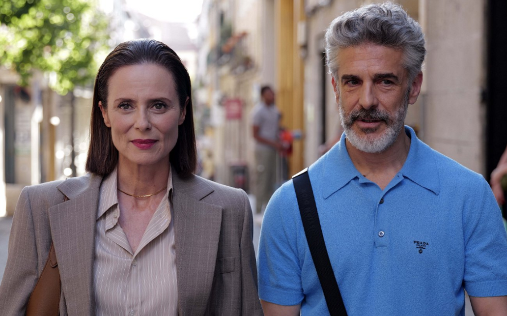 Aitana Sánchez-Gijón jako asistentka Mónica a Quim Gutiérrez ve filmu Hořké svátky (2026).