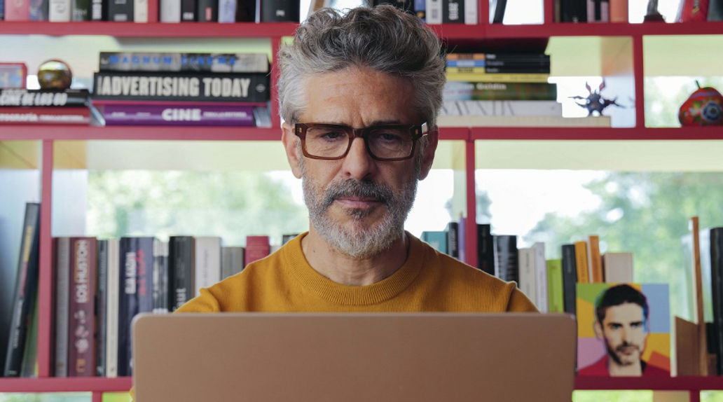 Quim Gutiérrez jako Santi, životní partner režiséra Raúla, ve filmu Hořké svátky (2026).
